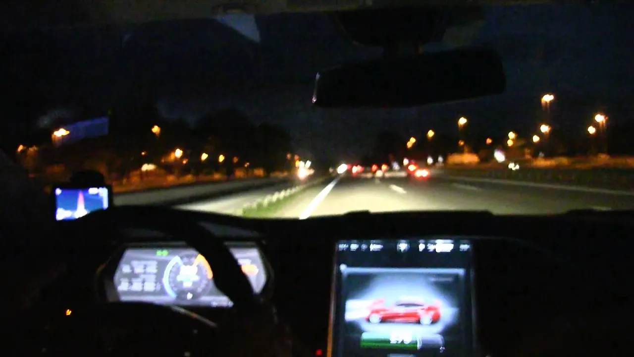 Tesla Model S P85 driving 200 km/h, 125 mph over 63 km on German autobahn