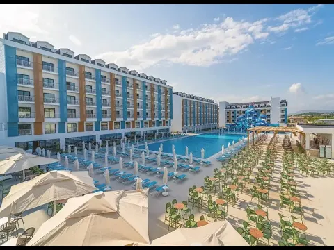 Außenansicht des Arcanus Hotels Trendline Side mit Swimmingpool und Sonnenliegen.