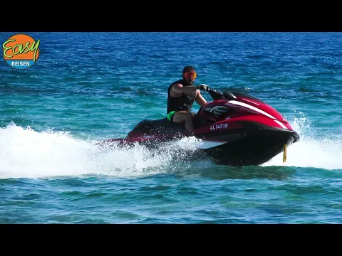 Außenansicht des Atlantis Beach Hotels auf Kreta mit beleuchtetem Eingang und Rezeption.