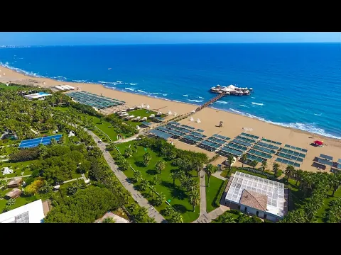 Luftaufnahme des VONRESORT Golden Beach mit Strand, Sonnenliegen, und Meer