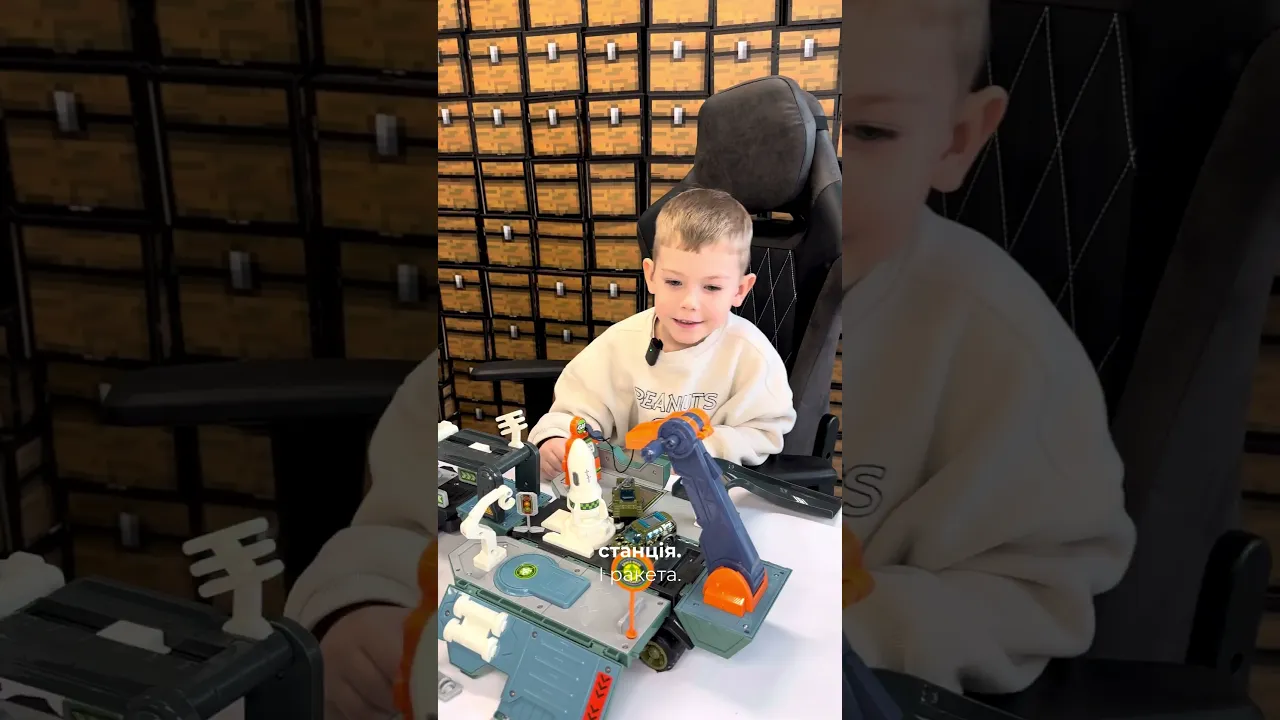 Космическая станция в виде грузовика машинка-трансформер 2в1.