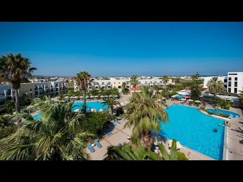 Flugaufnahme des Tigaki Beach Resorts mit zwei Schwimmbecken und vielen Palmen.