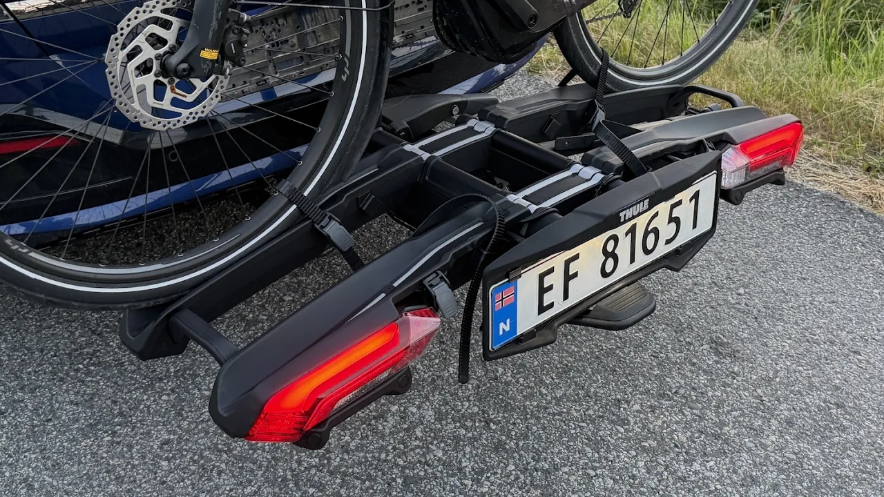Test av Thule Epos Park Secure sykkelstativ med ryggesensorer