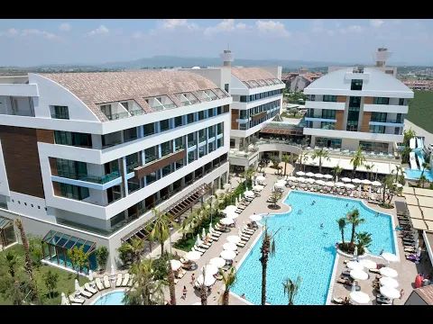 Luftaufnahme des Port Side Resorts mit mehreren Gebäuden und Swimmingpools.