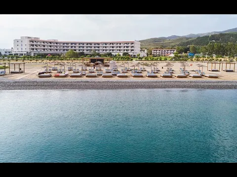 Luftaufnahme des Kipriotis Village Resort mit vielen Gebäuden, Swimmingpools und einer langen Strandlinie.