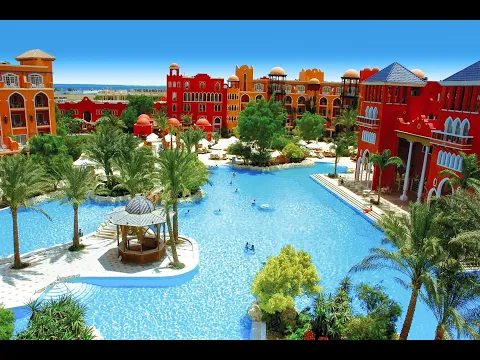 Luftaufnahme des Grand Resort Hurghada mit mehreren roten Gebäuden und großen Swimmingpools.