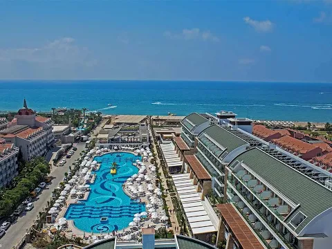 Luftaufnahme des Crystal Waterworld Resorts & Spa mit Swimmingpools und Wasserrutschen am Meer