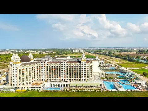 Luftaufnahme des J'adore Deluxe Hotel & Spa mit Swimmingpools und Gärten