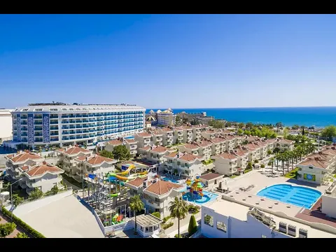Luftaufnahme des Dream World Hill Hotels mit Meerblick, Wasserrutschen und mehreren Gebäuden.