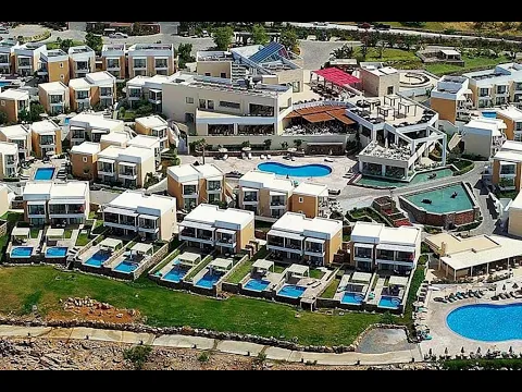 Luftaufnahme des Royal Blue Resorts mit mehreren Swimmingpools und Gebäuden.