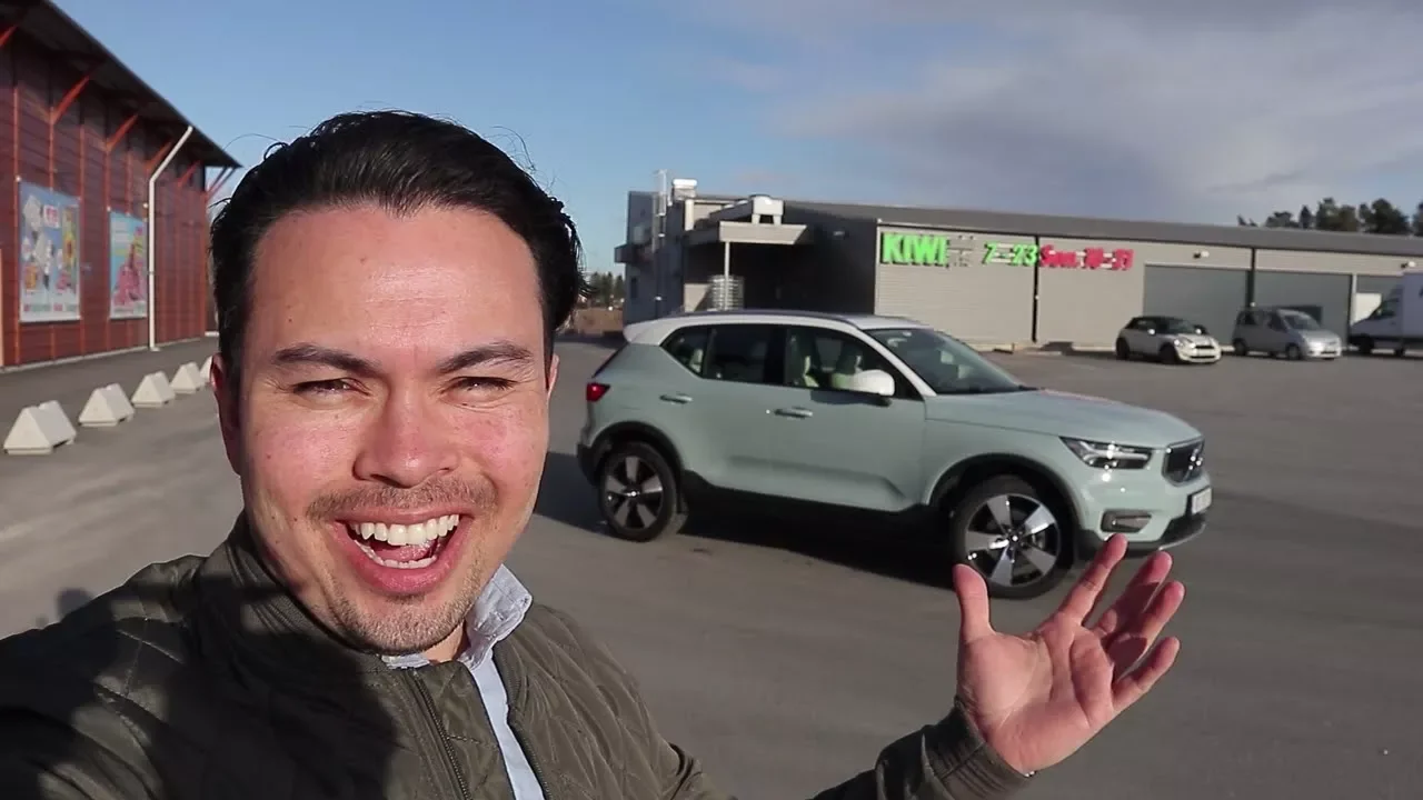2018 Volvo XC40 Momentum: Detailed Exterior and Interior Tour!
