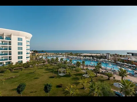 Luftaufnahme des Sultan of Dreams Hotels mit Swimmingpool und Meer im Hintergrund.