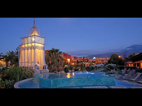 Außenbereich des Orpheas Resorts mit Swimmingpool und Gebäuden im Hintergrund