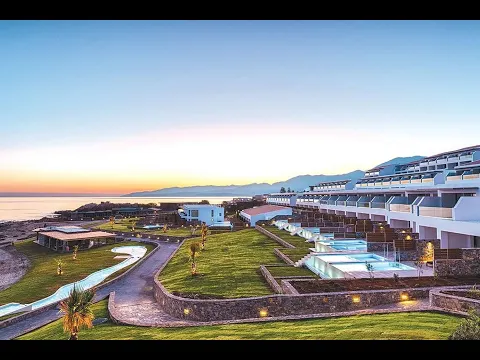 Außenansicht des Abaton Island Resort & Spa mit Swimmingpools und Meerblick bei Sonnenuntergang
