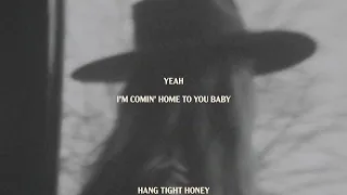 Lainey Wilson - Hang Tight Honey (Official Lyric Video)