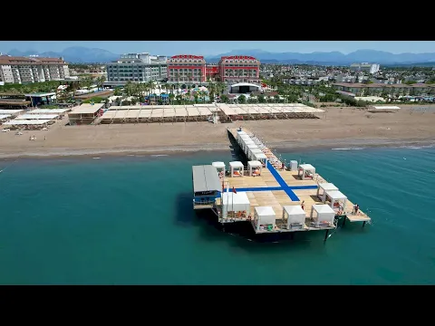 Außenansicht des Orange County Belek - Family Concept Hotels mit Strand, Gebäuden und Swimmingpools.