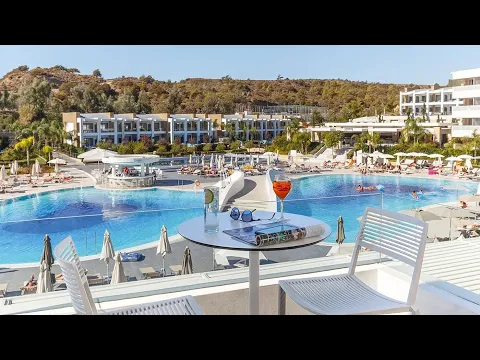 Luftaufnahme des Princess Andriana Resort & Spa mit Swimmingpools und Sonnenliegen