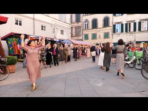 <span style="color:var(--accent)">Video:</span> Lucca danza con Pina Bausch: in piazza Anfiteatro va in scena ‘The Nelken Line’