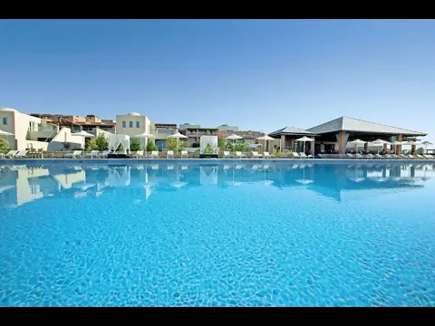 Außenpool des Atlantica Belvedere Resorts mit Blick auf das Hotelgebäude.