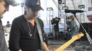 Keith Urban: Keith Sound Checks His Guitar Before His Super Bowl Performance