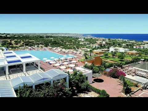 Luftaufnahme des Royal & Imperial Belvedere Hotels mit Pool, Sonnenliegen und Gebäuden am Meer
