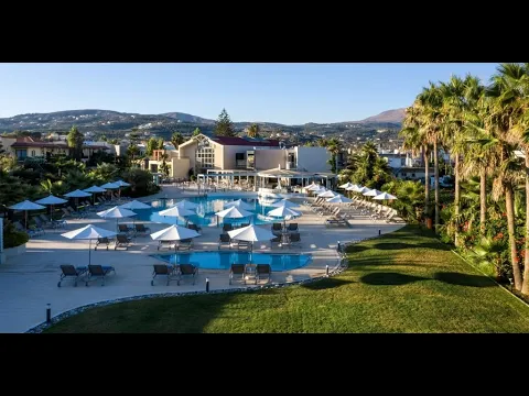Luftaufnahme des Minos Mare Resorts mit Blick auf den Strand, Pool und Gebäude.