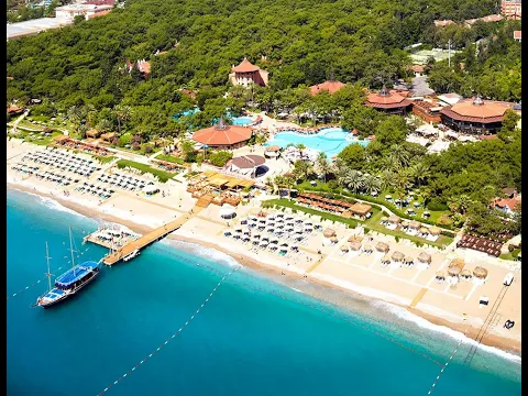 Luftaufnahme des Marti Myra Hotels mit Blick auf den Strand, das Schwimmbad und eine Marina.