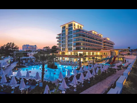 Außenansicht des Side Sunport Hotel & Spa mit großem Swimmingpool und Palmen