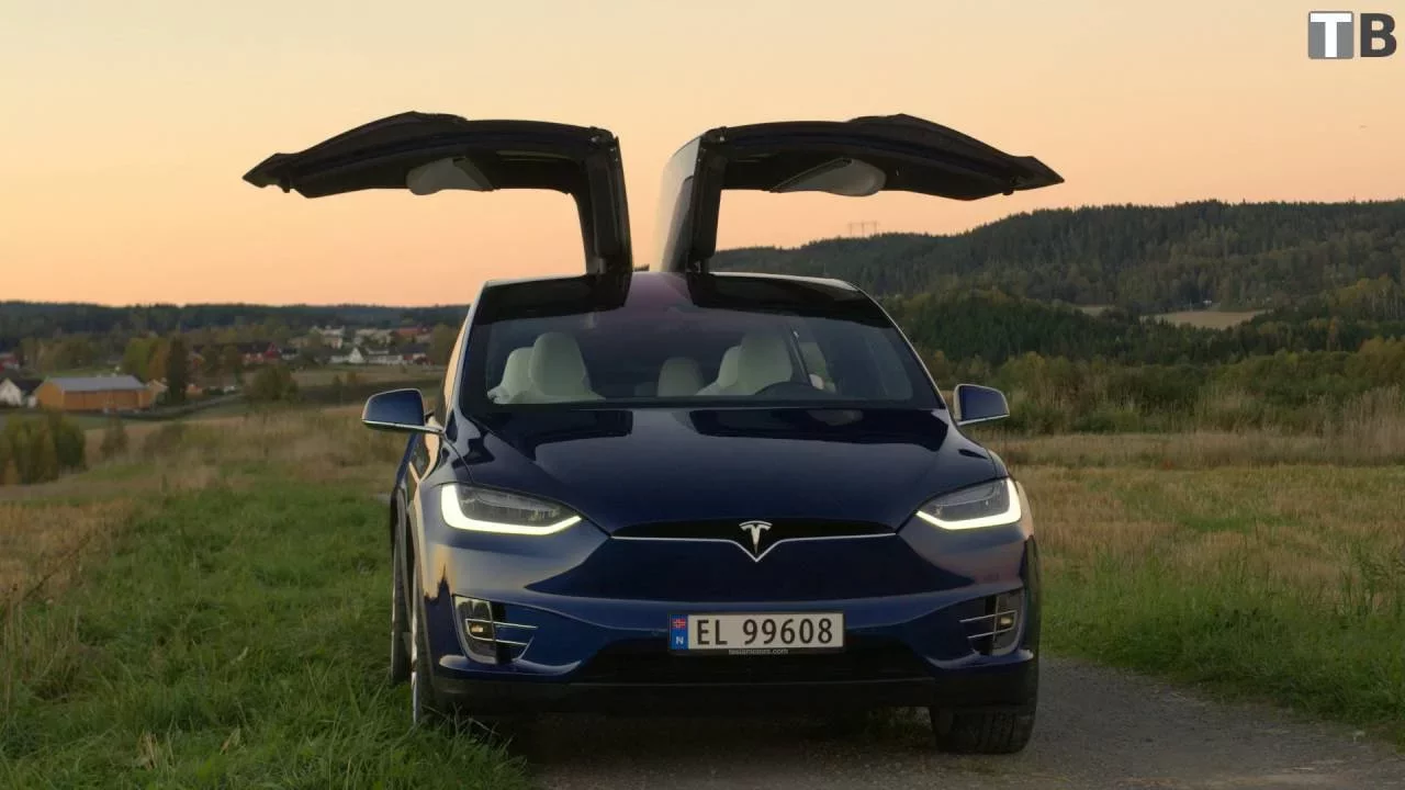 Model X vs S features long version