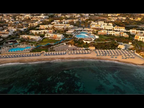 Luftaufnahme des Mitsis Cretan Village Resorts mit Pool und Strand