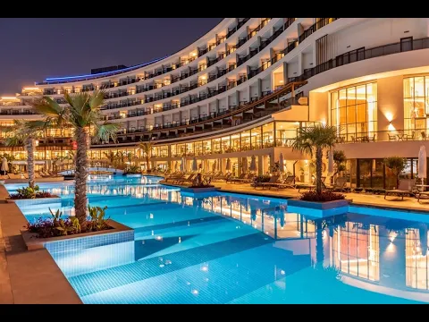 Luftaufnahme des Seaden Quality Resort & Spa mit Pool, Strand und Gebäuden.