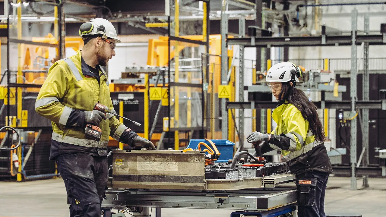 Slik gjenvinnes gamle elbilbatterier