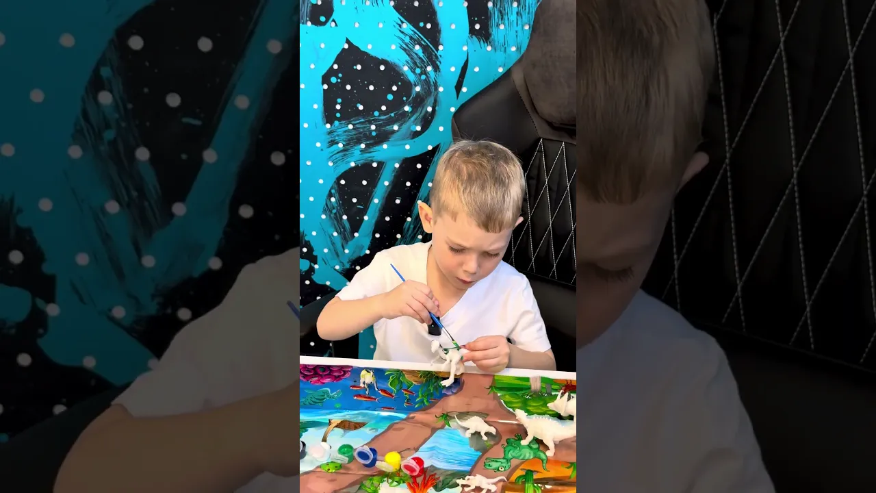 Набор для раскопок и покраски динозавров в кейсе.