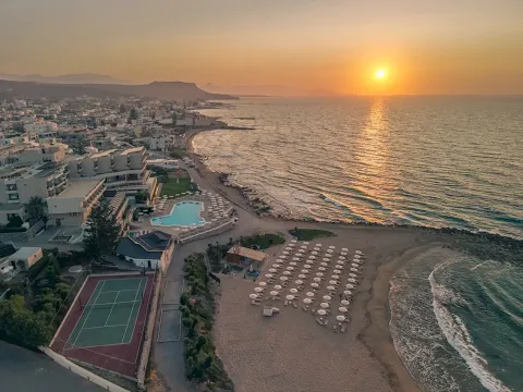 Luftaufnahme des Themis Beach Hotels mit Strand, Sonnenliegen und Pool