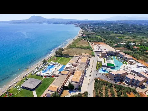 Luftaufnahme des Kiani Beach Resorts mit Blick auf die Pools, das Meer und die Landschaft.