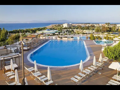 Eingang zum Kipriotis Panorama Suites Hotel mit Vordach und Palmen