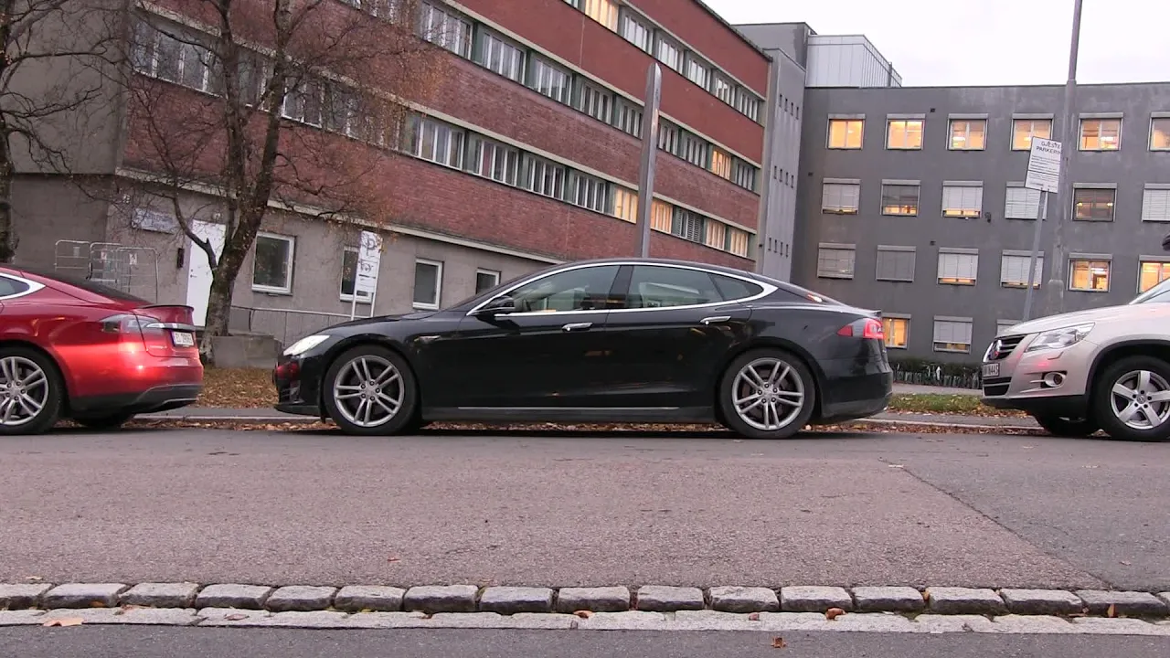 Tesla Model S Autopark with software 7.0