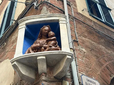 <span style="color:var(--accent)">Video:</span> Lucca riabbraccia la sua Madonna: il capolavoro di Donatello torna in Chiasso Barletti