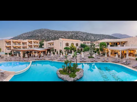 Außenansicht des Cactus Royal Hotels bei Nacht mit Beleuchtung und Logo.