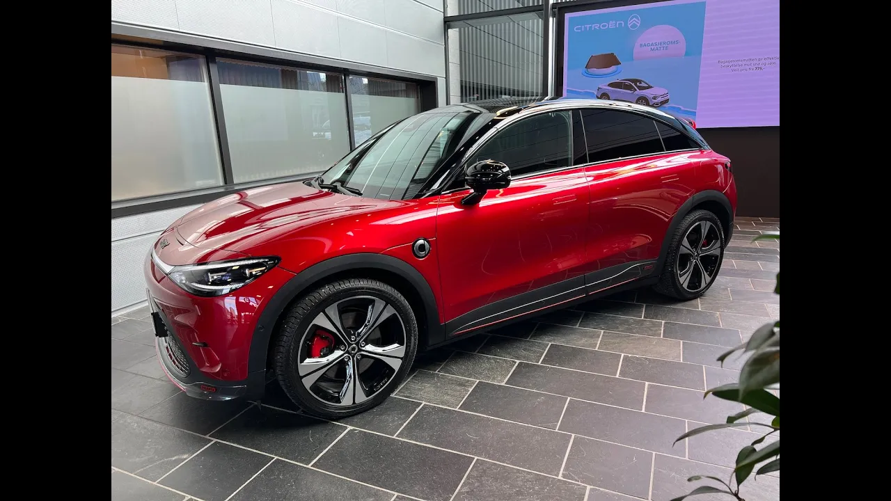 Hans Vidar ser på Smart #3 Brabus