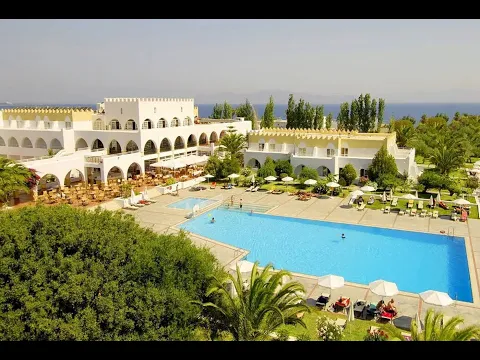 Luftaufnahme des Platanista Hotels mit Außenpool und Sonnenliegen.