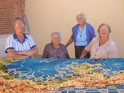 SEÑORAS MAYORES JUGANDO A ...The Conquistadors