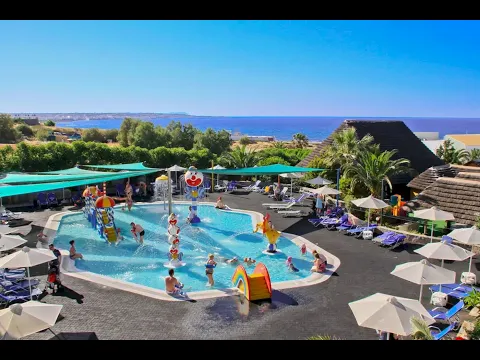 Außenpool des Nana Golden Beach Hotels mit Blumen und Pflanzen im Vordergrund.