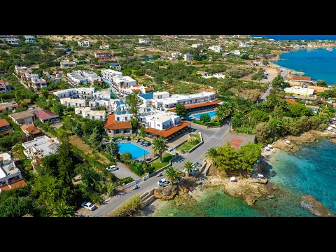 Außenansicht des Hersonissos Maris Hotels mit Swimmingpool und Balkonen.