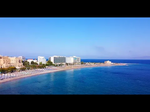Luftaufnahme des Mittelmeer-Hotels auf Rhodos mit vielen Gästen auf dem Strand