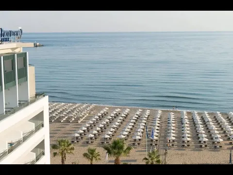 Aquila Porto Rethymno Hotel Fassade mit Palmen und Beleuchtung in der Nacht