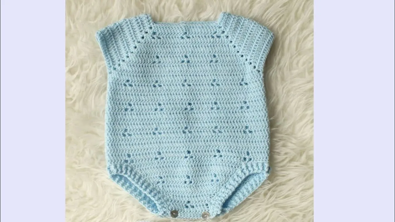 Body celeste de bebé a crochet con mangas cortas, pequeños calados y botones en la entrepierna.