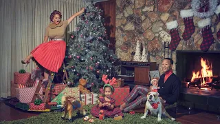 John Legend - Merry Christmas Baby / Give Love On Christmas Day (Official Yule Log)