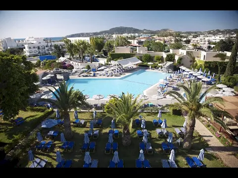 Luftaufnahme des Sun Palace Hotels mit Swimmingpool, Liegestühlen und Sonnenschirmen.