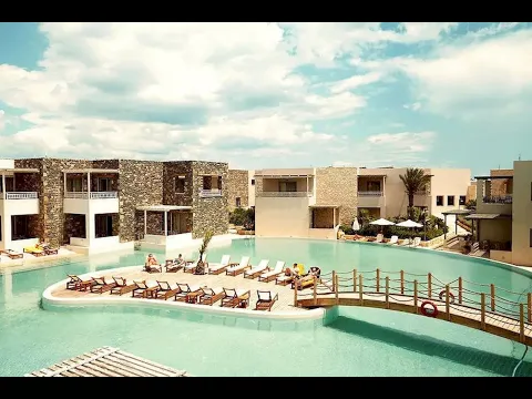 Außenansicht des Ostria Resort & Spa mit Pool und Gebäuden